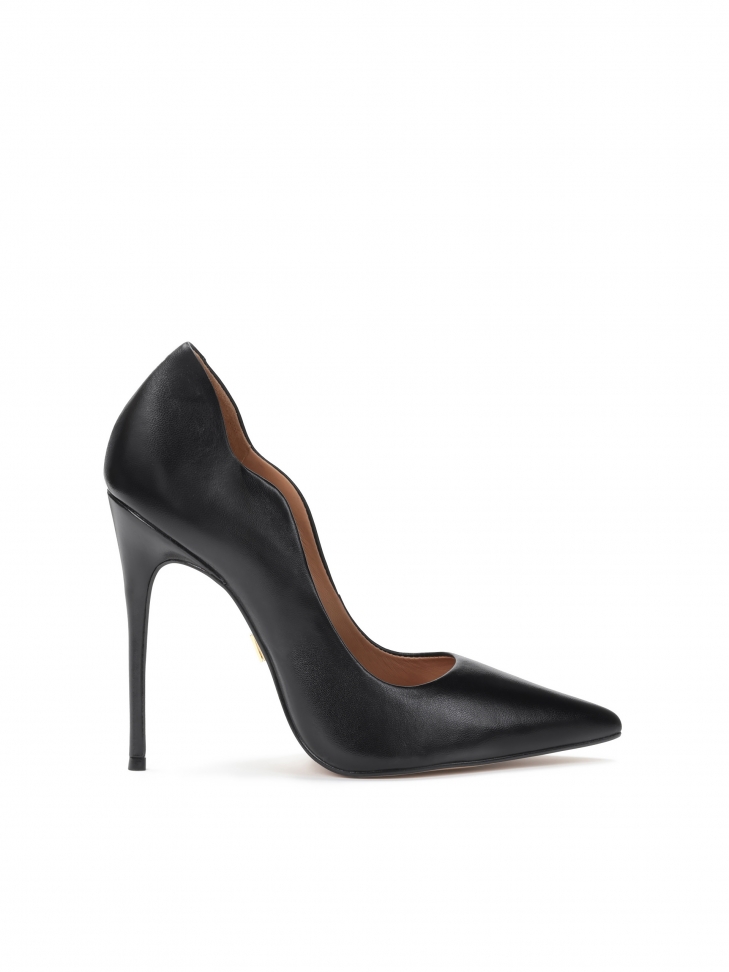 Black high pumps with a wavy upper