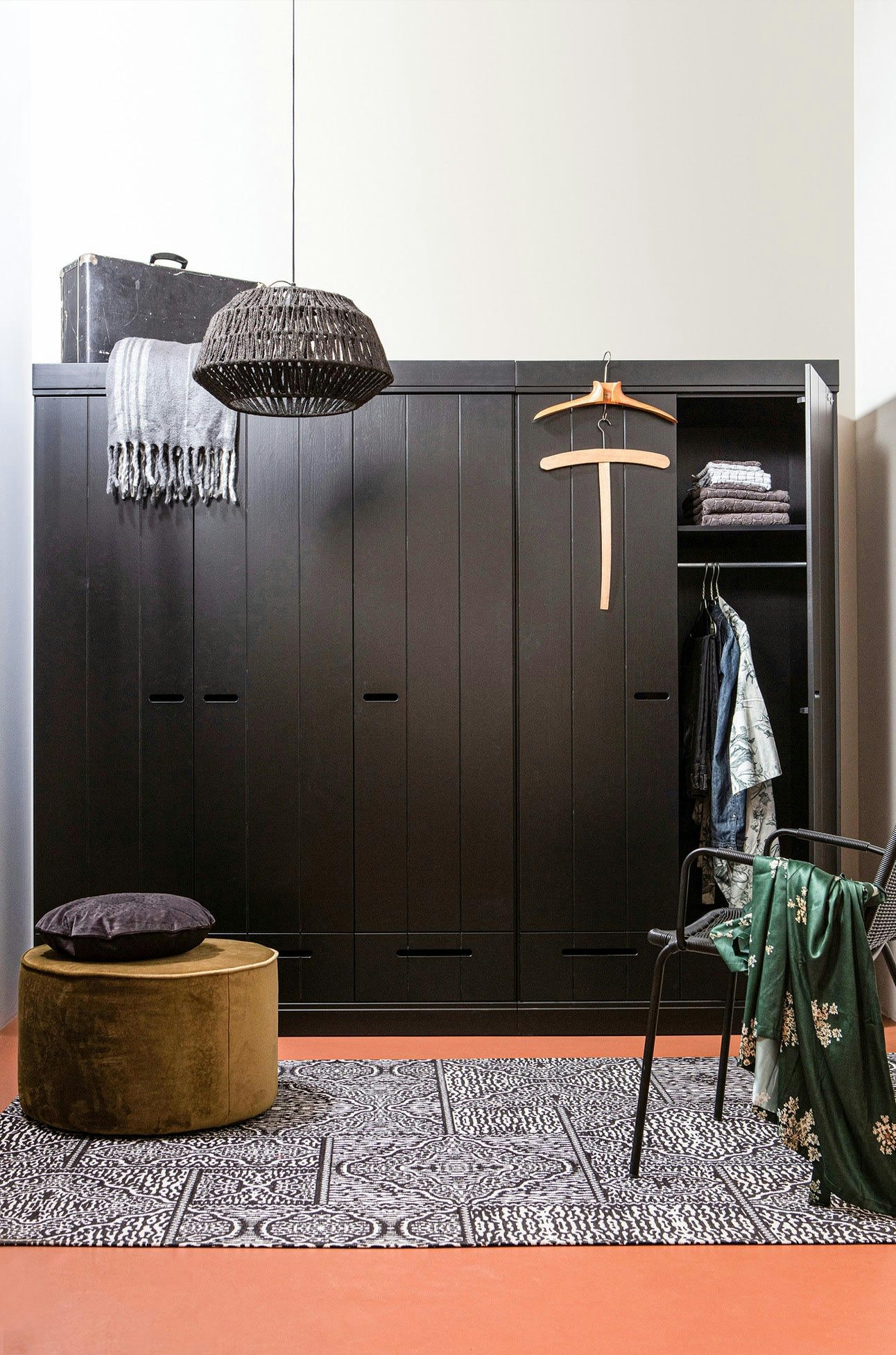 CONNECT - Armoire 3 portes et 3 tiroirs en bois noir