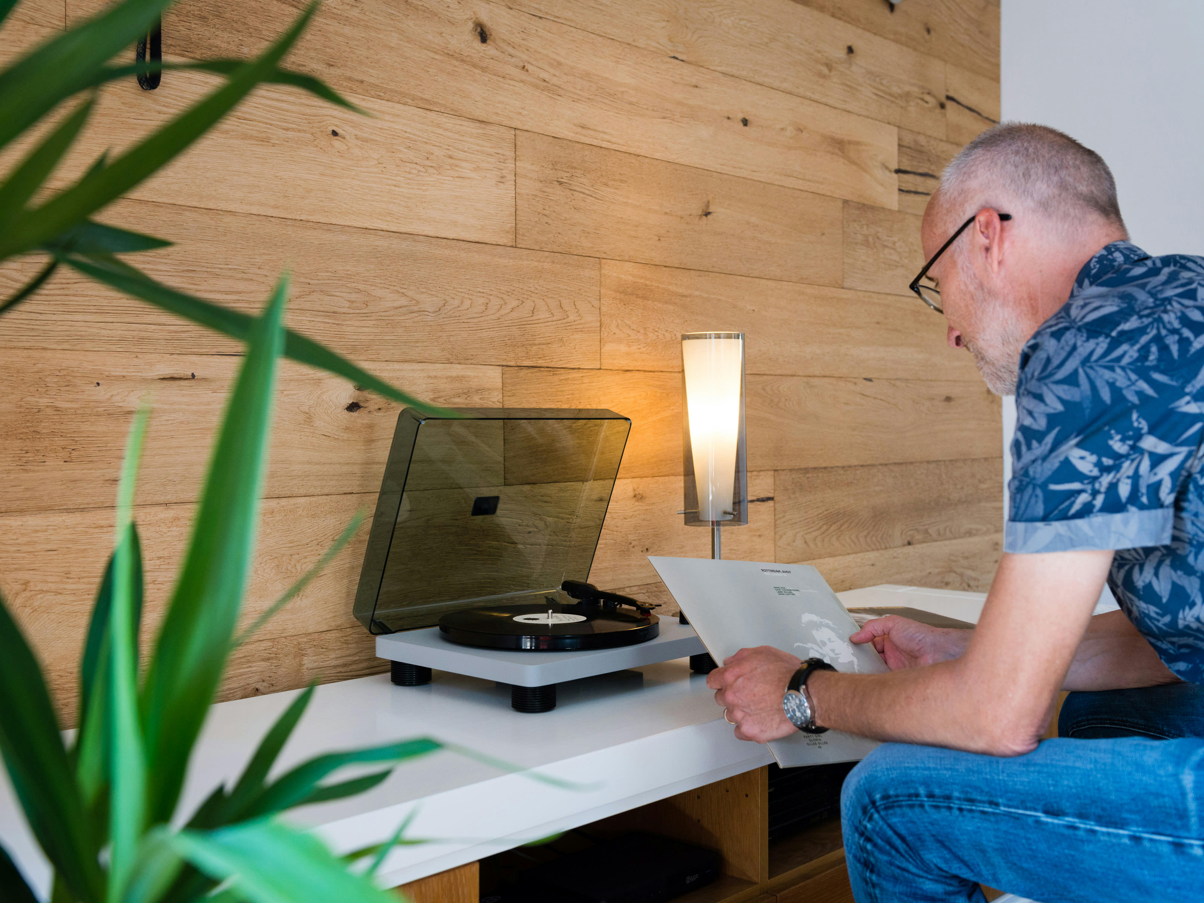- Platine vinyle avec haut-parleurs intégrés gris
