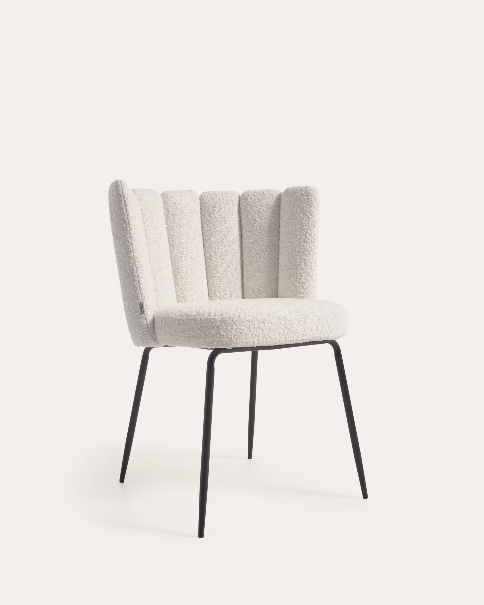 Silla Aniela de borreguito blanco y metal con acabado negro
