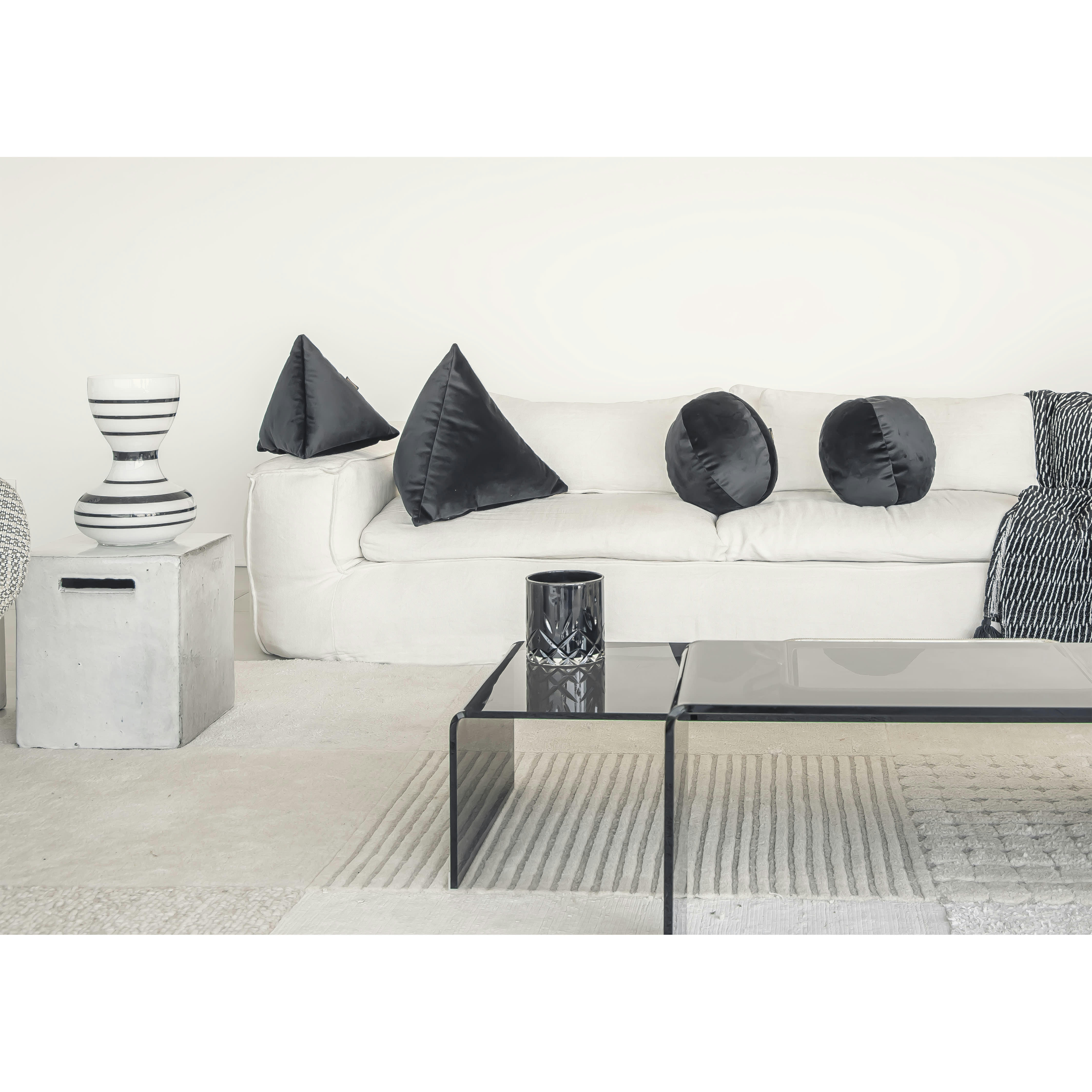 - Coussin balle en velours gris