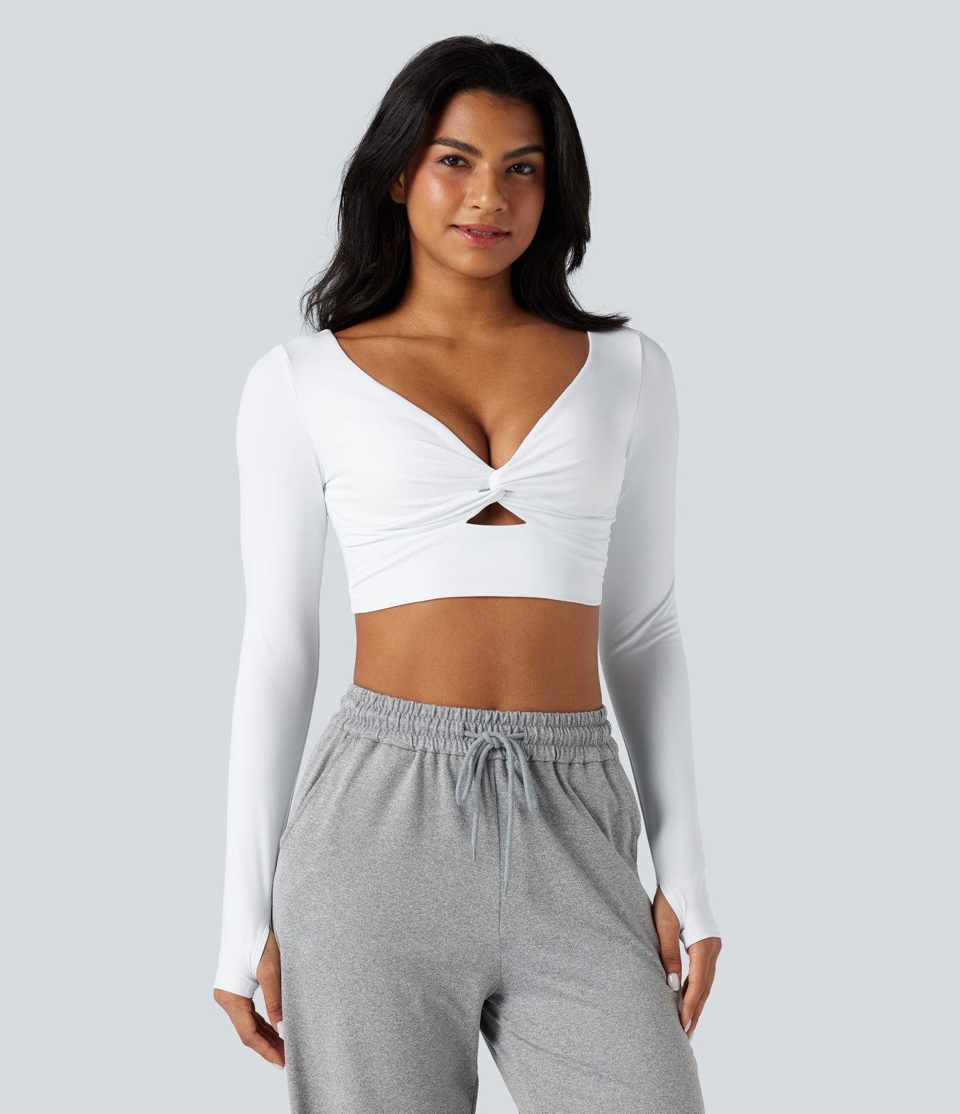 Haut de sport yoga SoftlyZero™ Airy court col V découpes torsadé effet frais InstantCool manches longues avec passe-pouces, protection solaire UPF50
