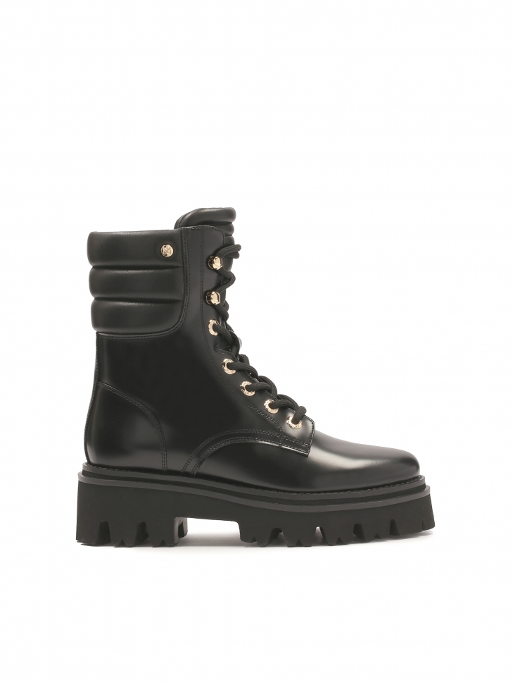 Versatile women's boots in black color