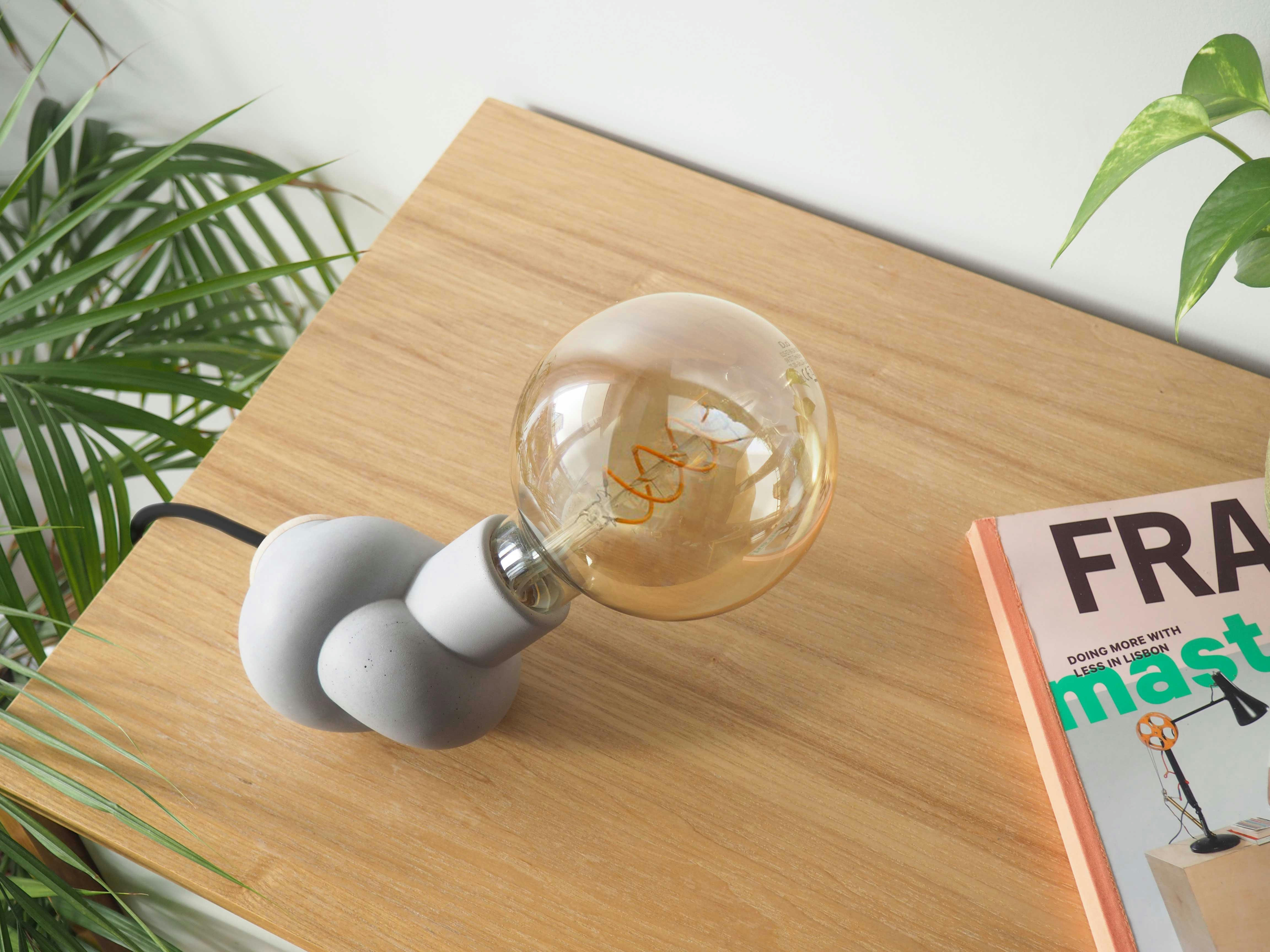 NOEUD - Lampe à poser en béton et bois cordon noir ampoule LED edison