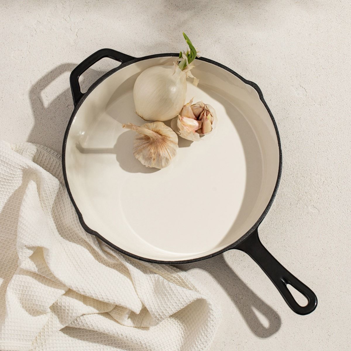 Patelnia żeliwna ANDREAS beżowo-czarna 26 cm