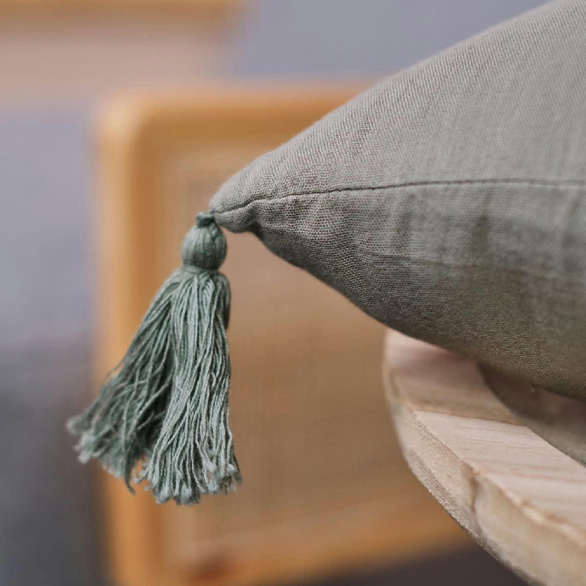 INDIAN FLOWERS - Coussin déhoussable à pompoms en gaze de coton vert 40x40