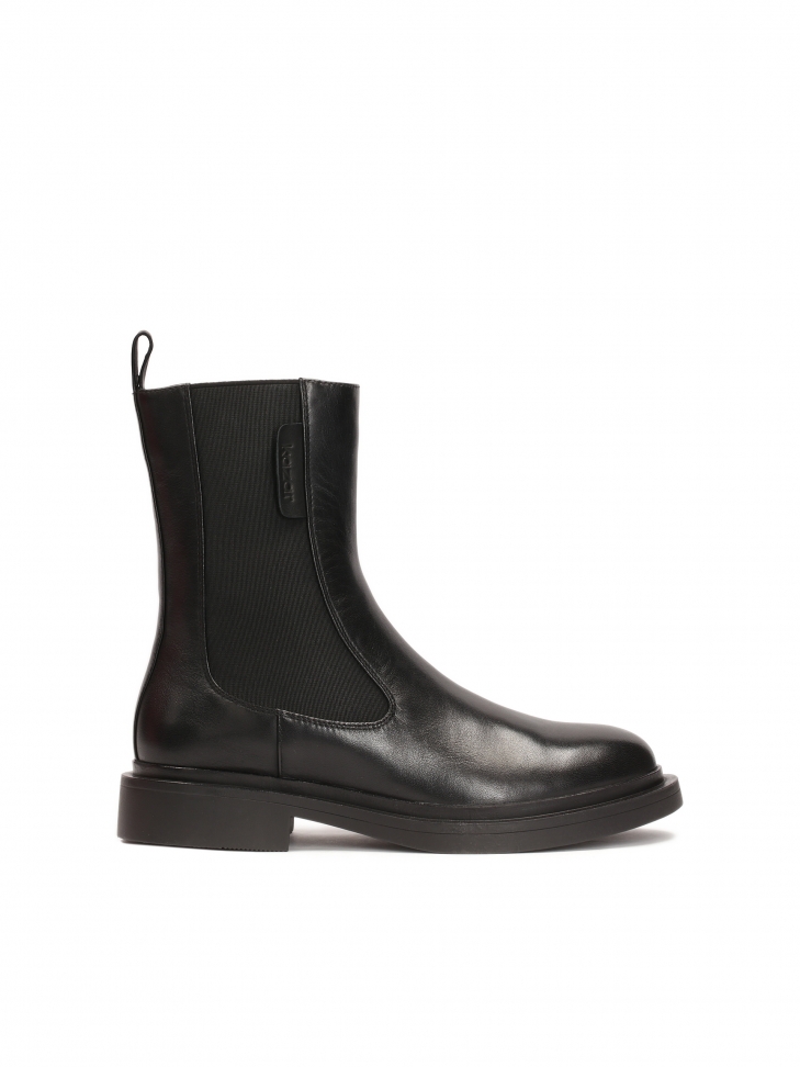 Classic boots on flat sole with rubber panels