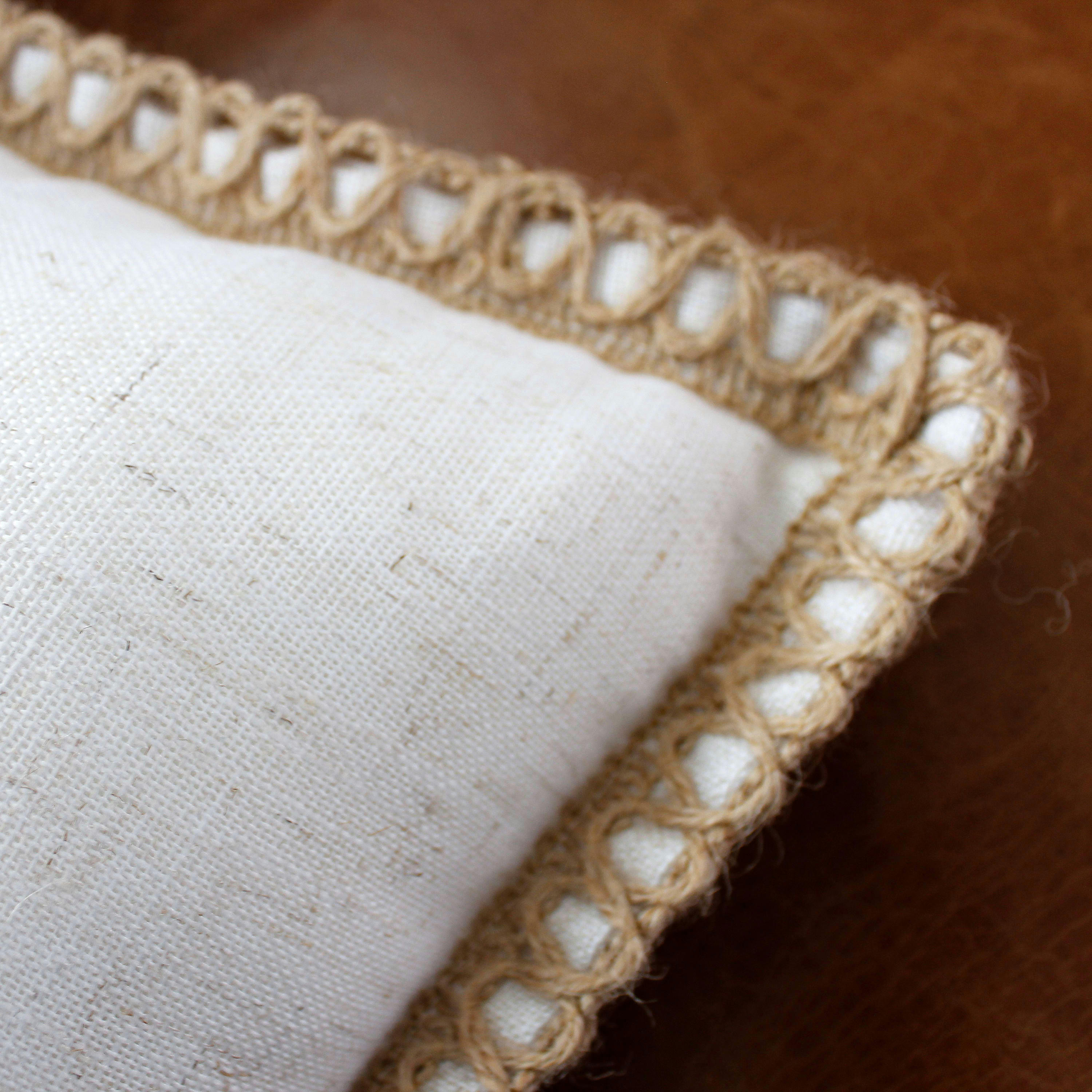- Coussin déhoussable effet lin chiné finition jute blanc