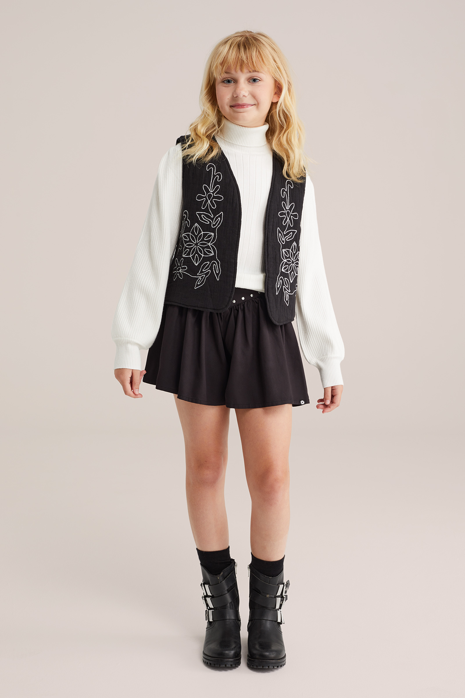 Meisjes short met embroideries