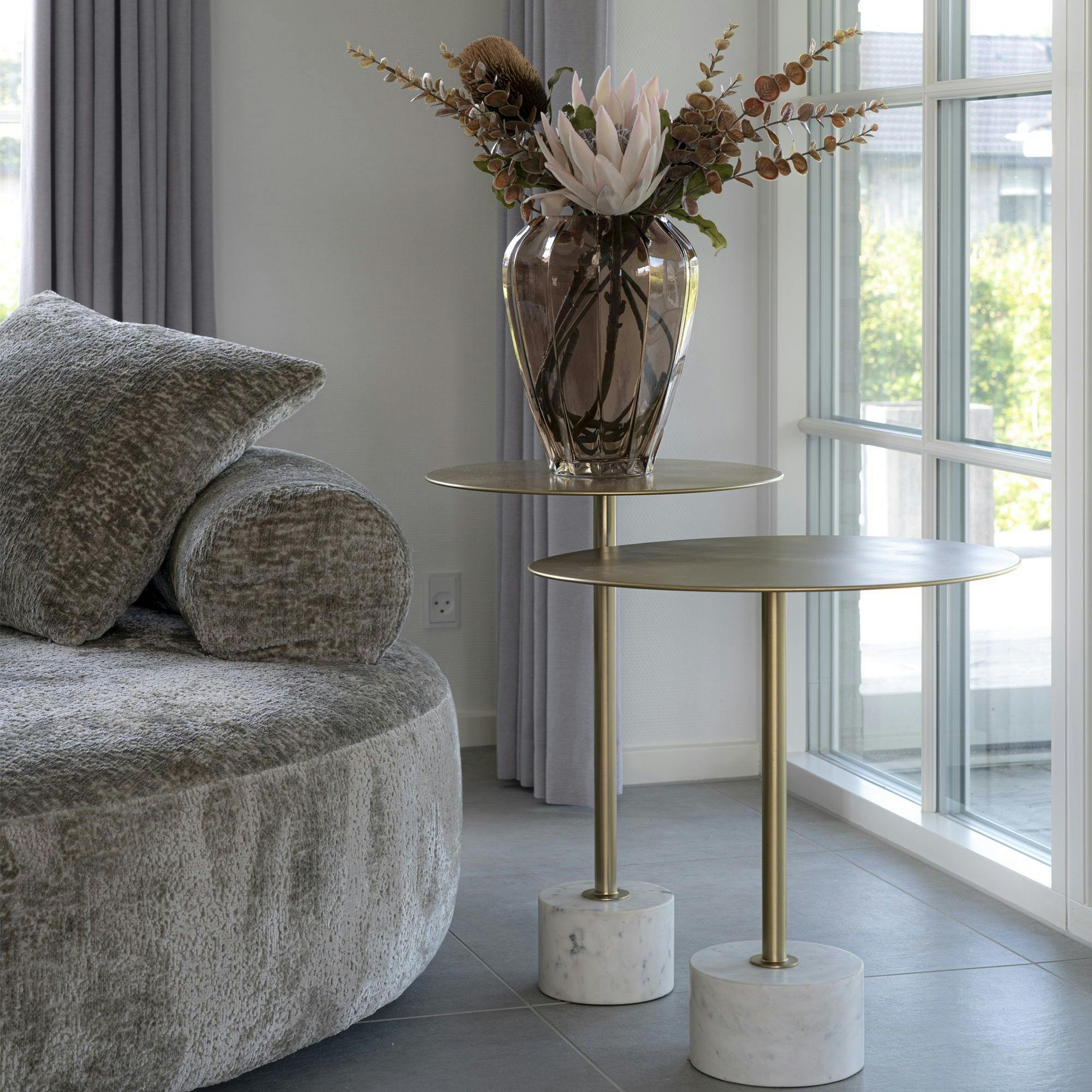 Bout de canapé design en marbre avec plateau doré Ø51 cm TALLINN