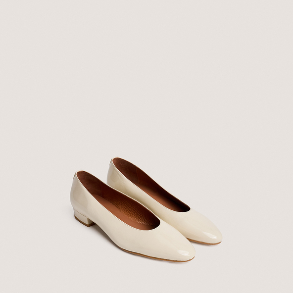 Ballerines à bouts ovalesen vernis plissé écru | DUA