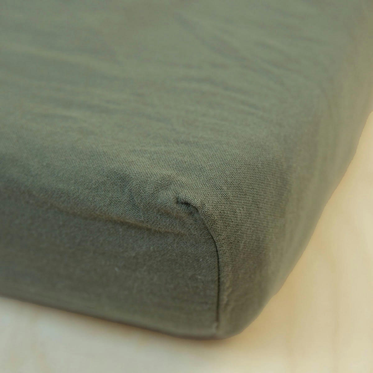 LES ESSENTIELS - Drap housse en gaze de coton kaki180x200