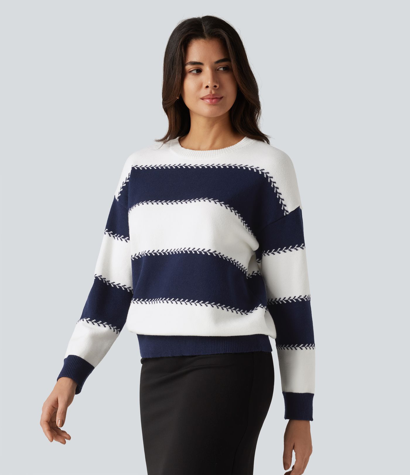 Pull rayé à encolure arrondie et manches longues