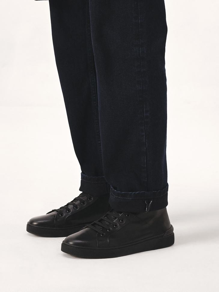 Minimalist men's sneakers in black color