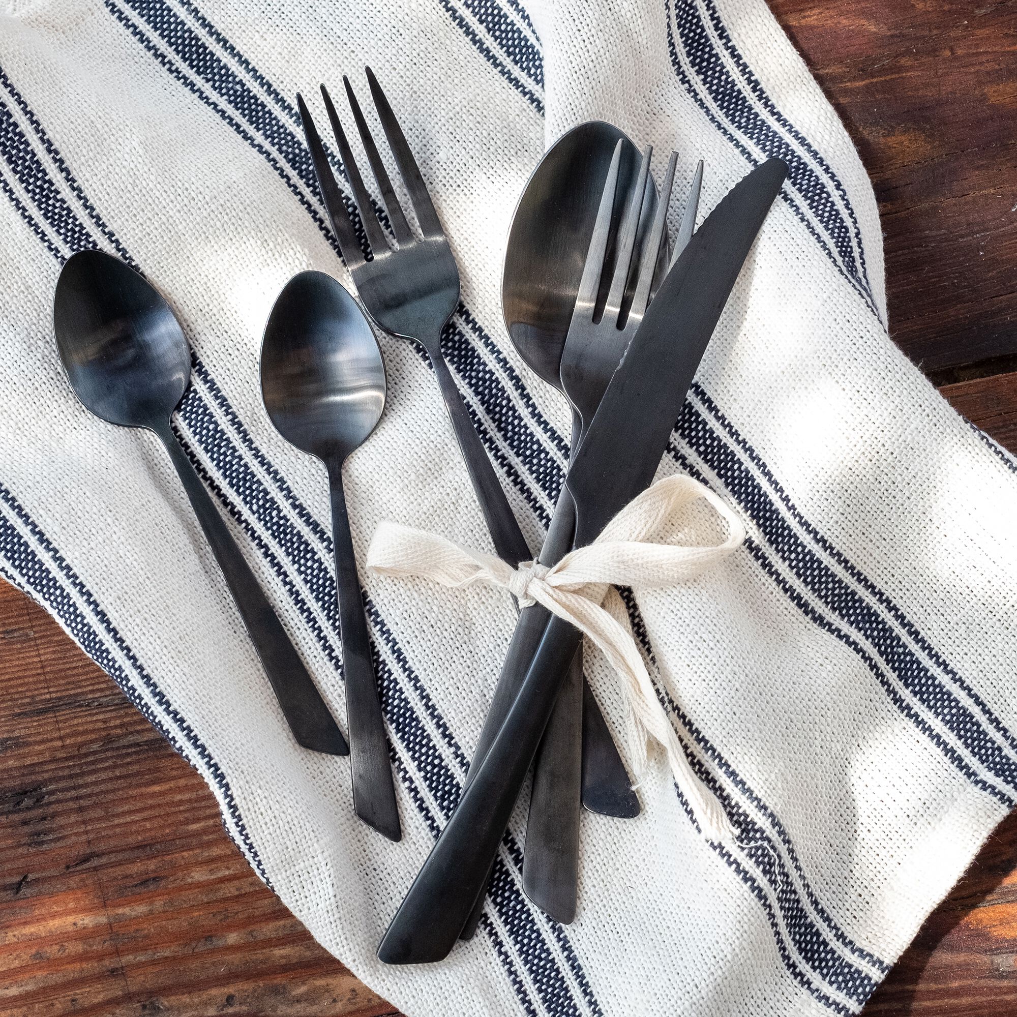 DELTA BLACK - Ménagère 16 pièces noire