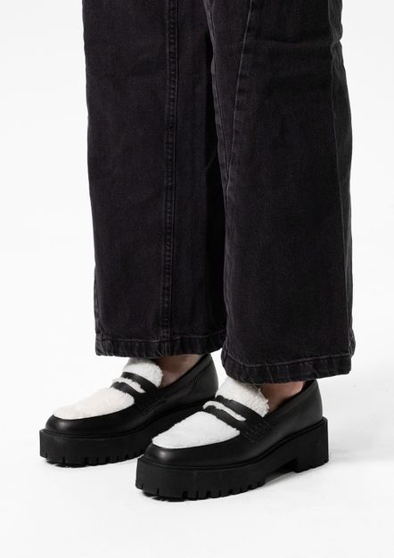 Zwarte leren loafers met teddy details