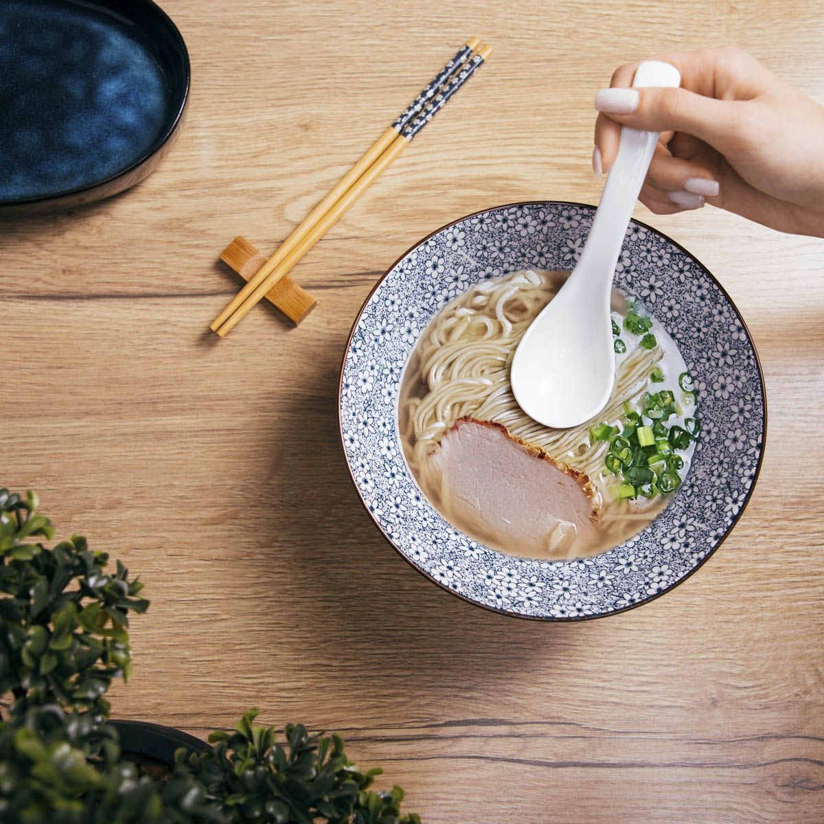 Zestaw do ramen SALADO w kwiatki z brązowym rantem 21 cm