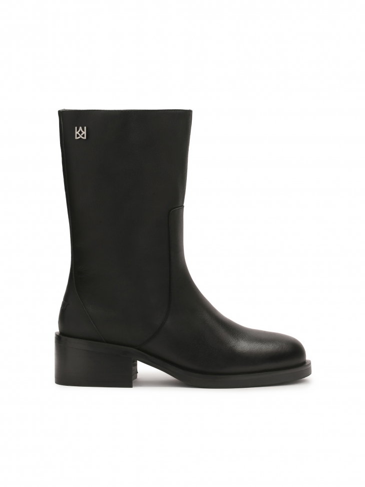 Leather boots with a slip-on wide upper