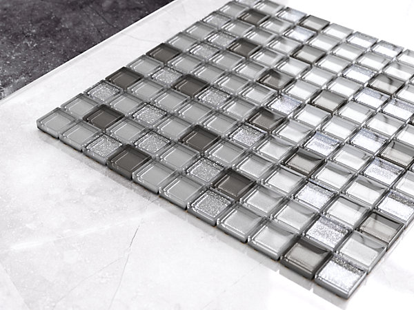 Mosaïque en verre sur filet pour salle de bain ou cuisine 30 cm x 30 cm - Brilliant silver