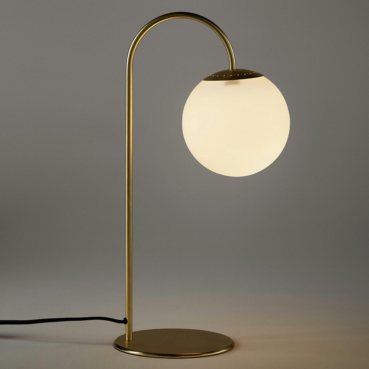 Lampe à poser laiton et verre opaline, Moricio