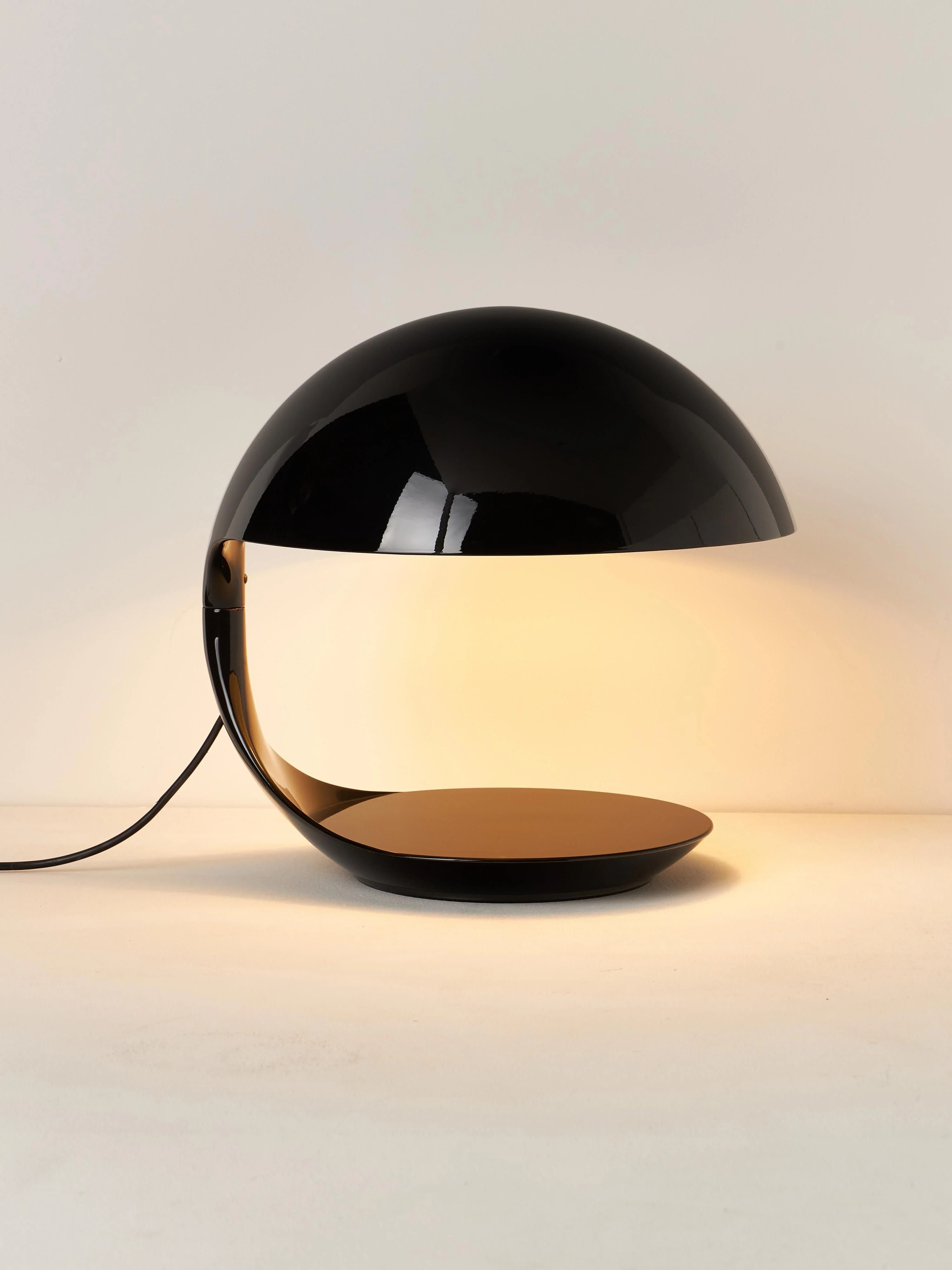 Tischlampe Cobra mit drehbarem Lampenschirm