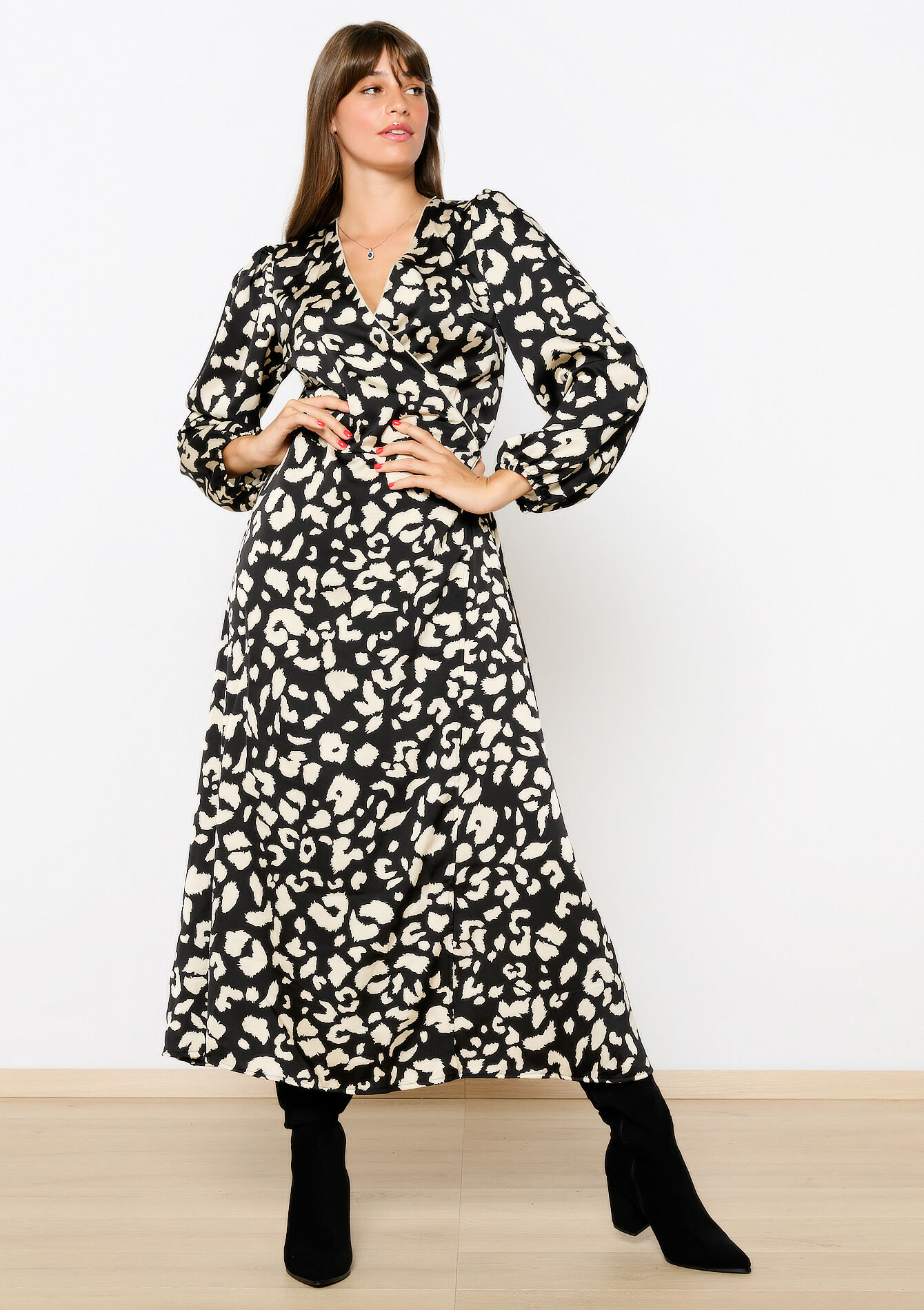 Satijnen wikkeljurk met luipaardprint