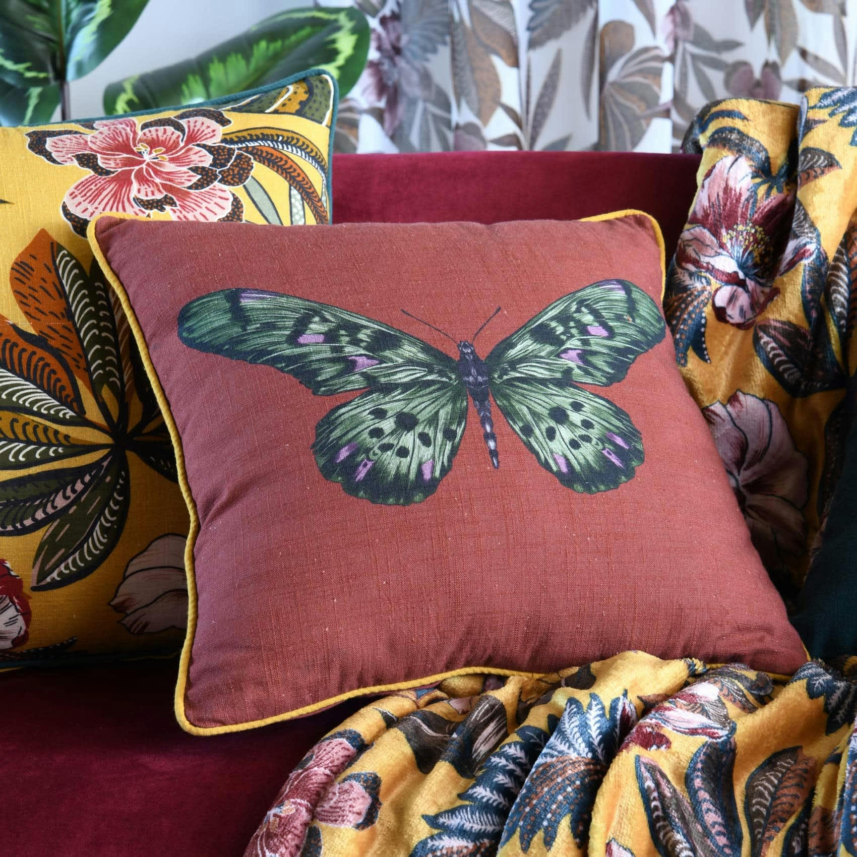 - Coussin déhoussable imprimé papillon coton prune 40x40 cm