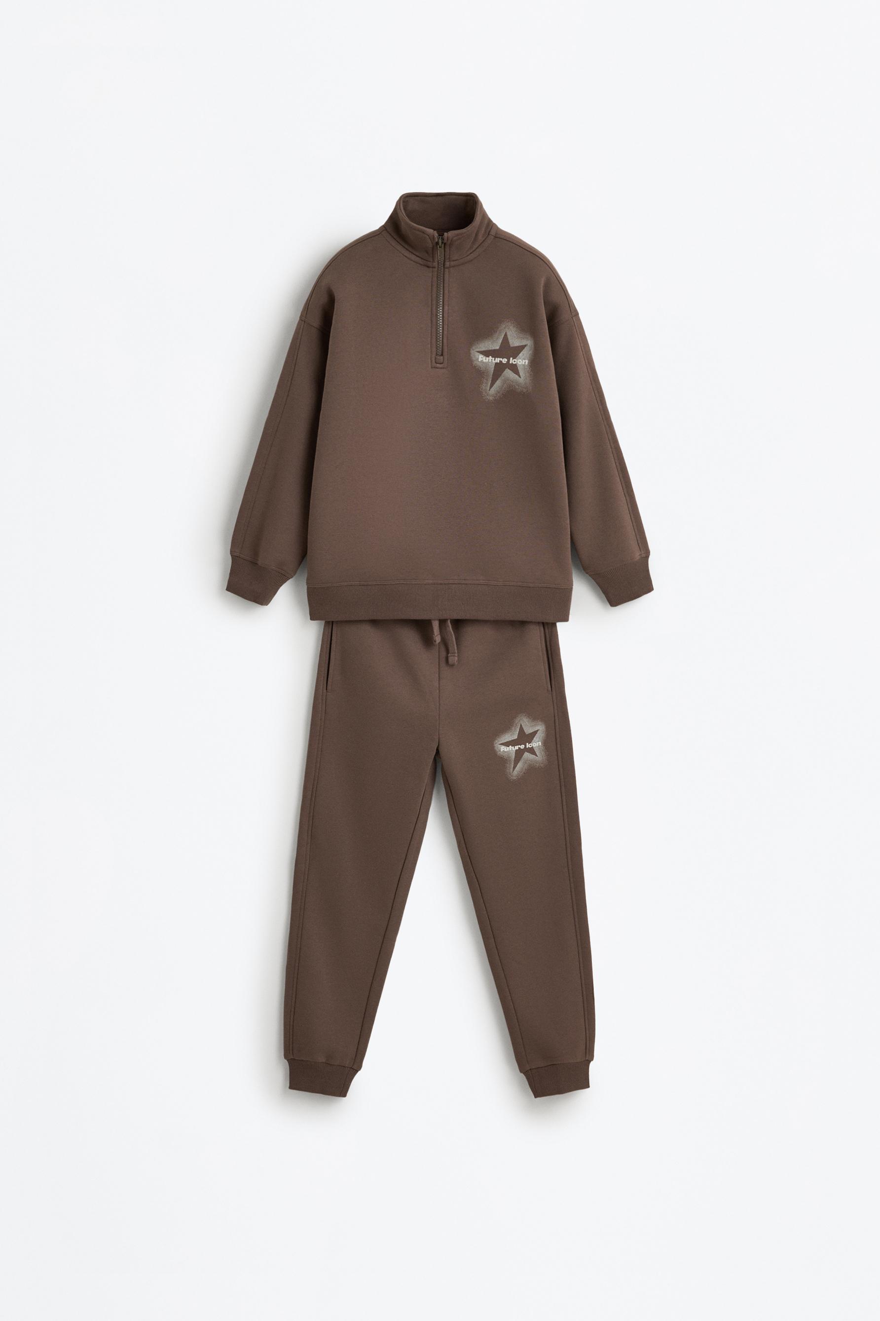 Conjunto sudadera cuello subido y pantalón felpa