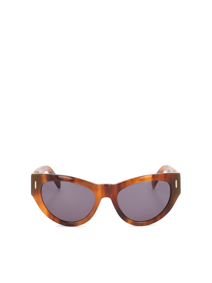 Cat-eye sunglasses with a tortoiseshell frame