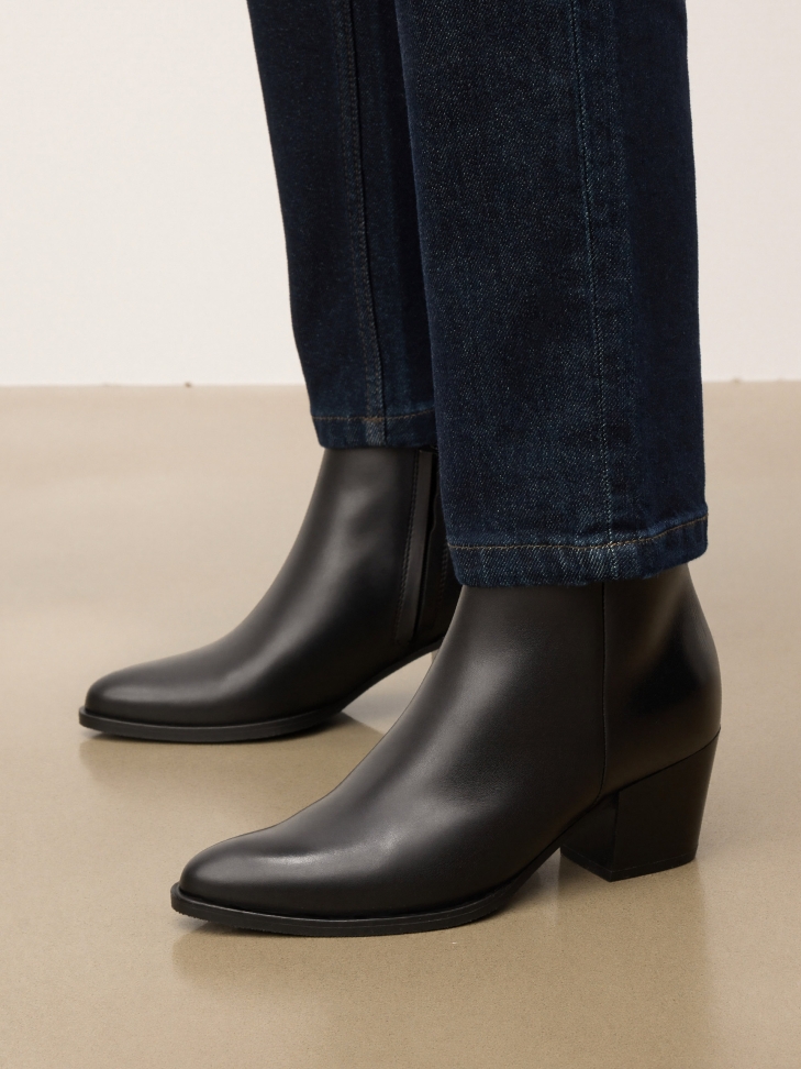 Classic leather boots with zipper