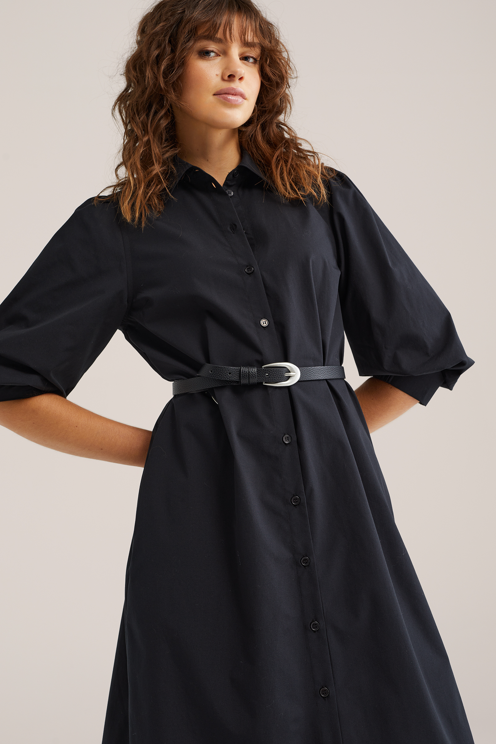 Dames midi blousejurk met strikceintuur en pofmouwen