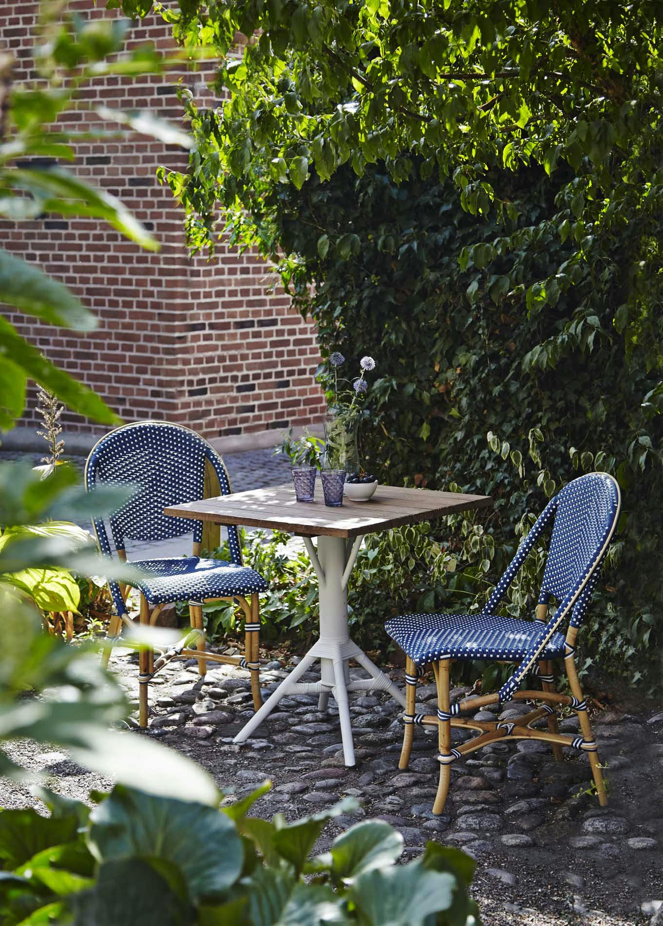 SOFIE - Chaise repas empilable en rotin et fibre synthétique bleu