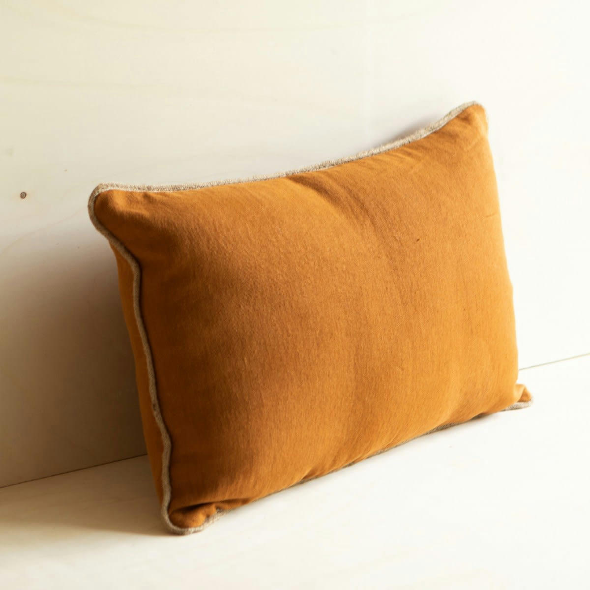 SMALA - Coussin en lin marron caramel 40x65
