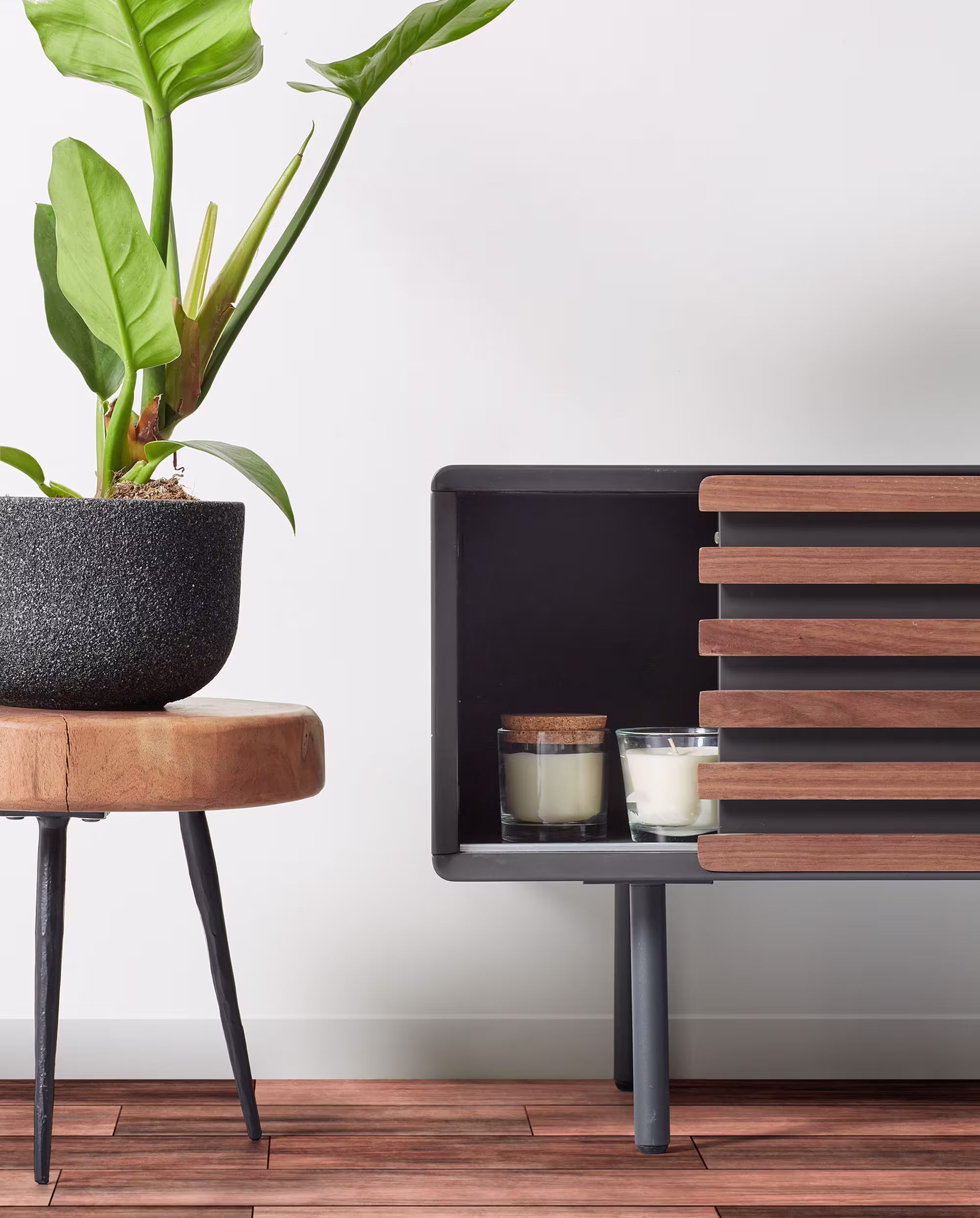 Mueble TV Kesia 1 puerta chapa de nogal lacado negro y acero acabado negro 120 x 48,5 cm