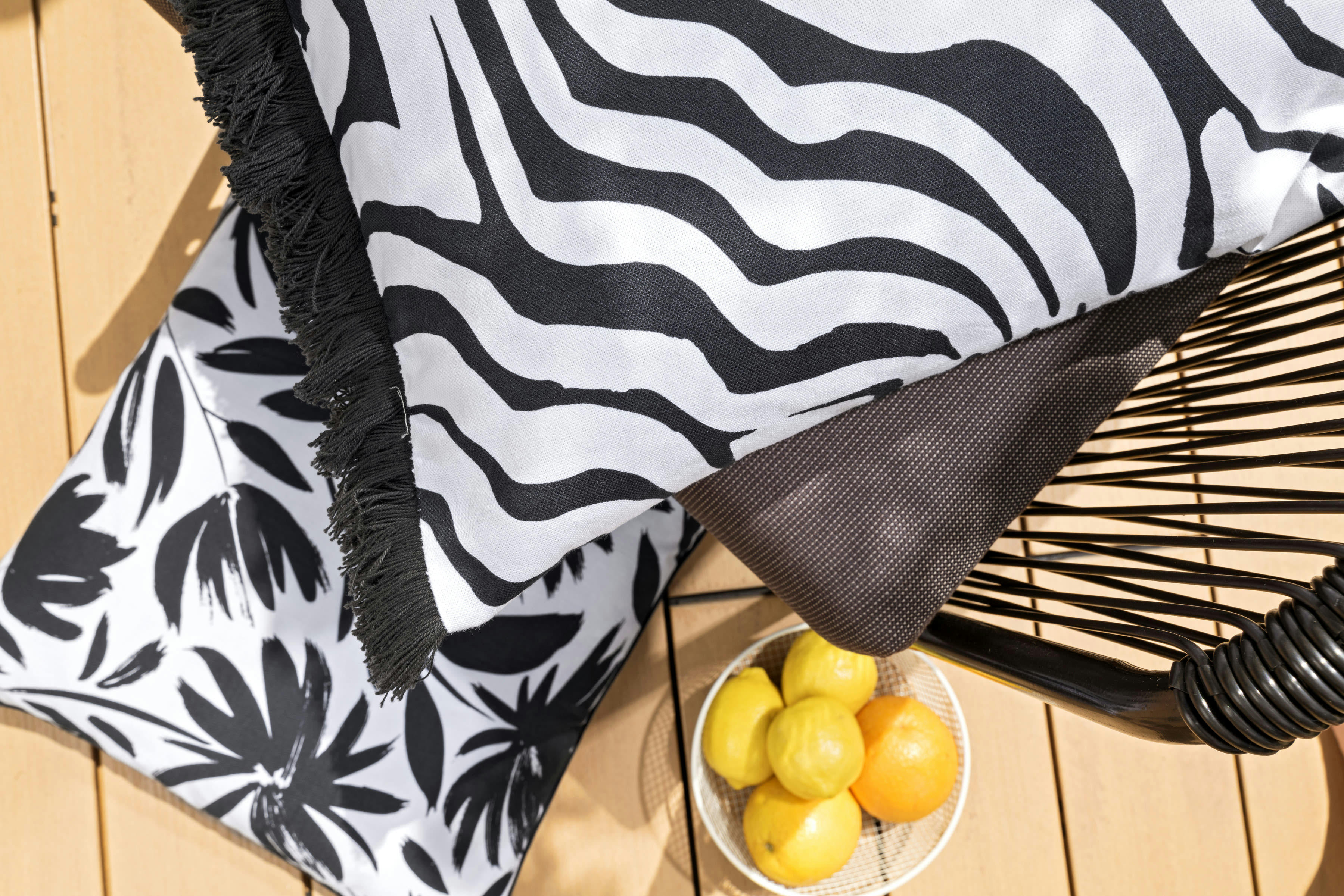 BLANCO NERO - Housse de coussin imprimée zèbre noir et blanc à franges-50x50