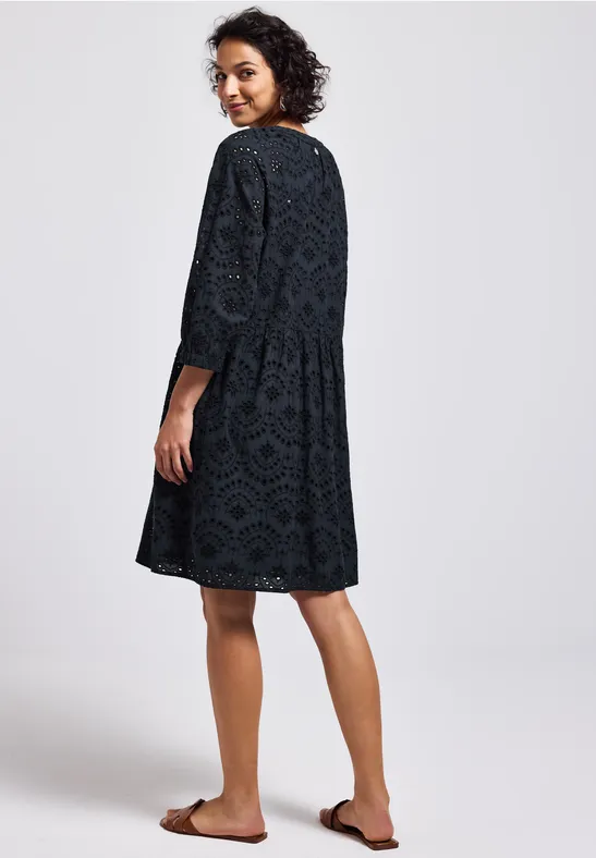 Kleid mit Lochstickerei