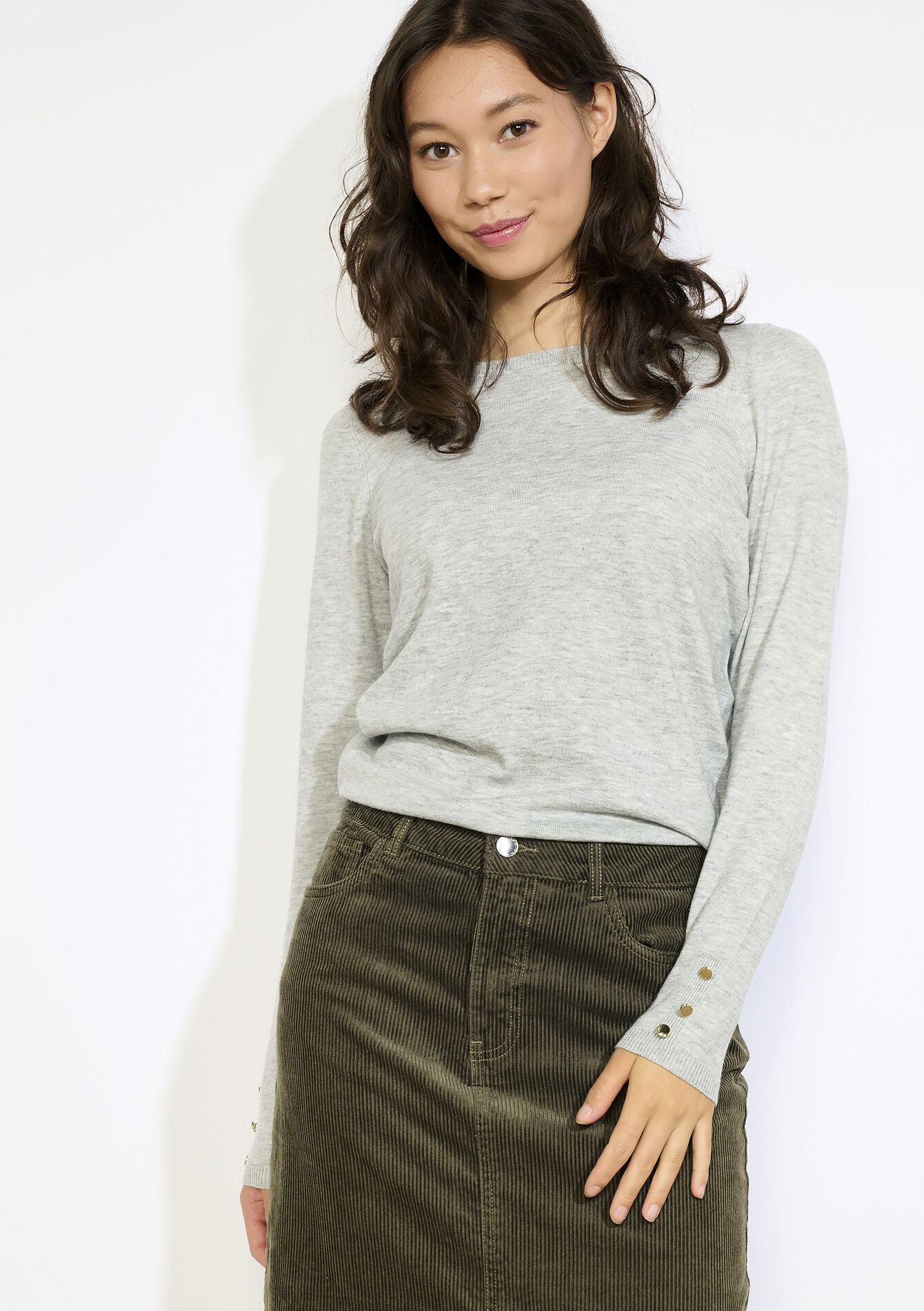 Fijngebreide trui met knopen