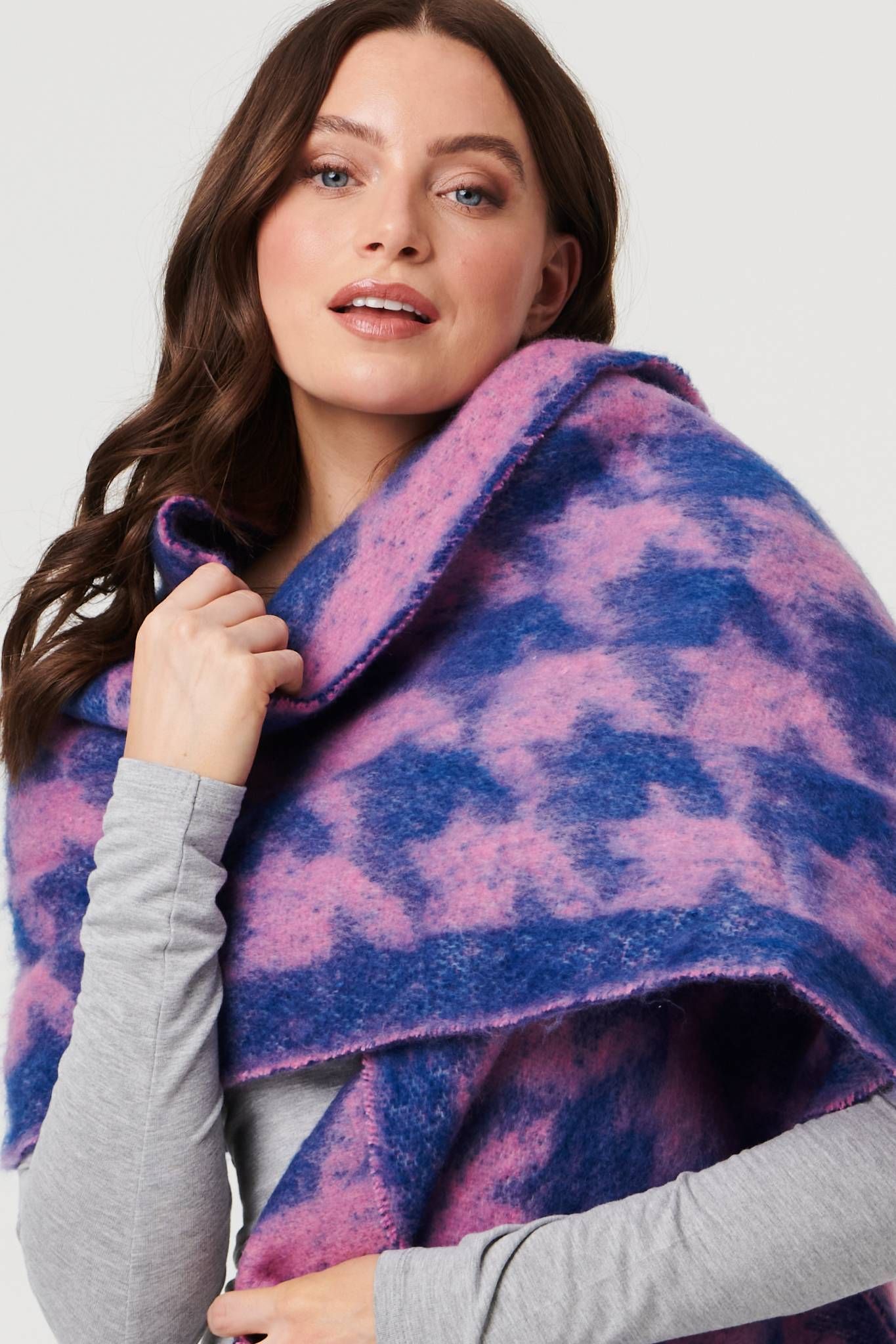 Izabel London Houndstooth Print Oversize Fringed Scarf