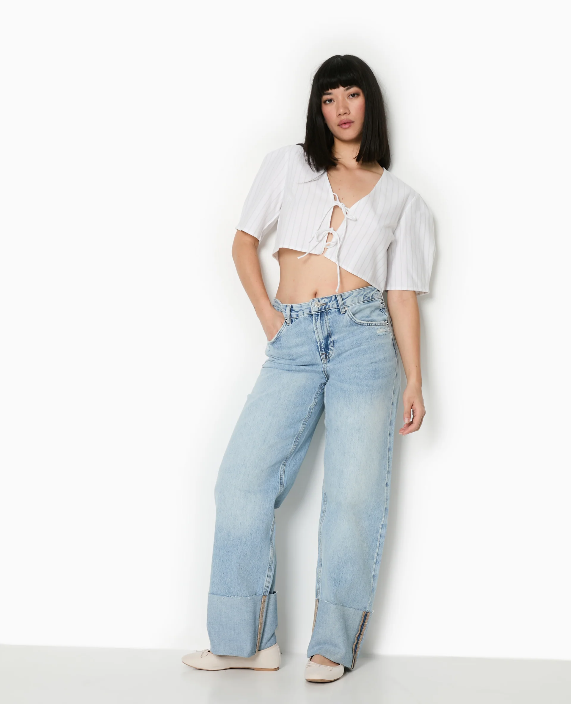 Blouse courte rayée avec nouettes