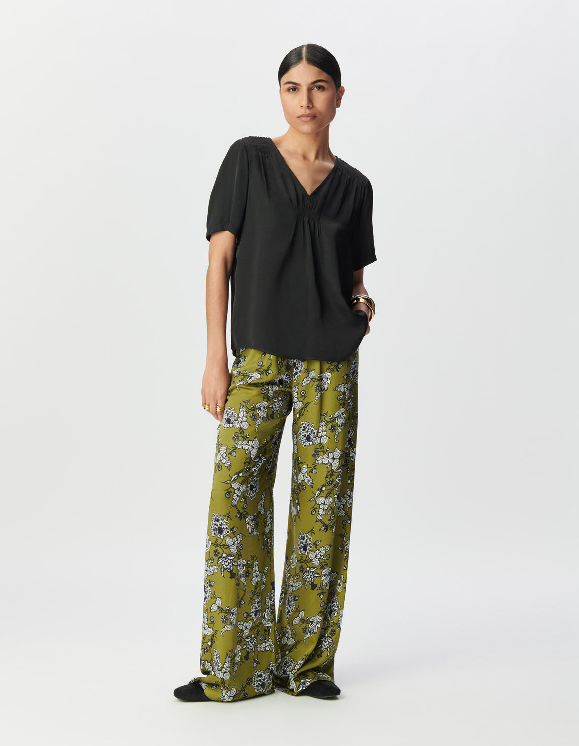 Top manches courtes noir satiné détails smocks Femme