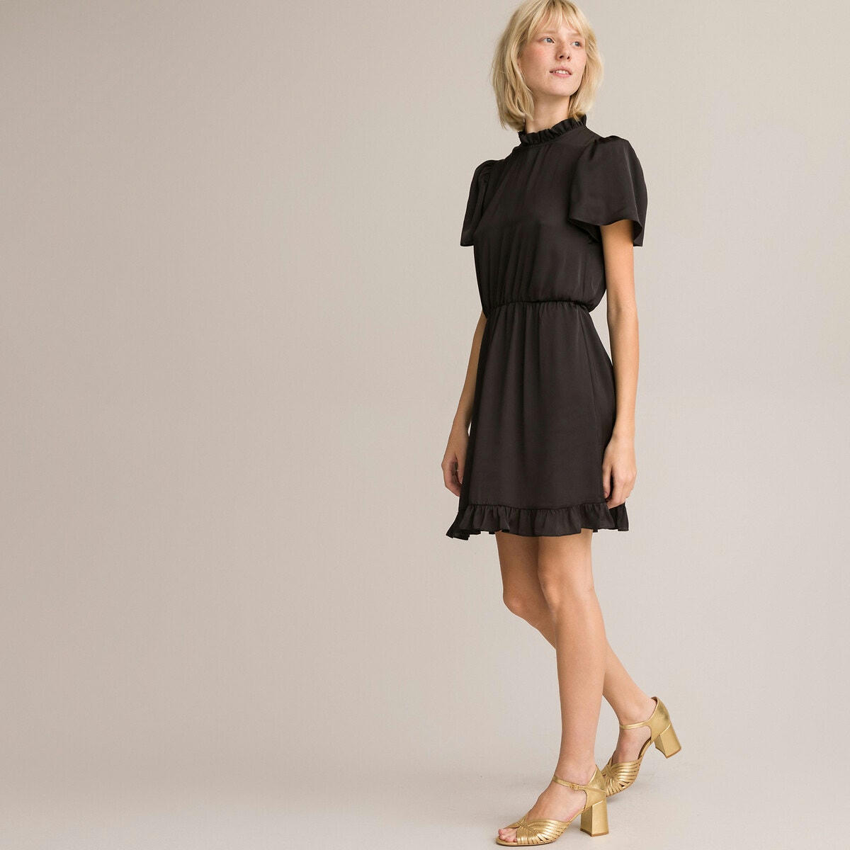 Robe courte, col montant volanté, manches courtes