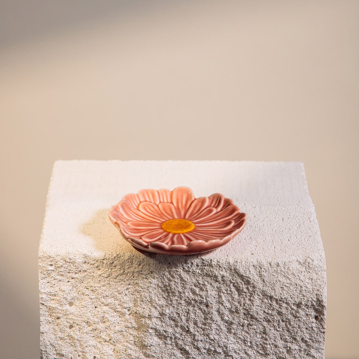 Talerz RASSET mały z kwiatem różowy 10 cm