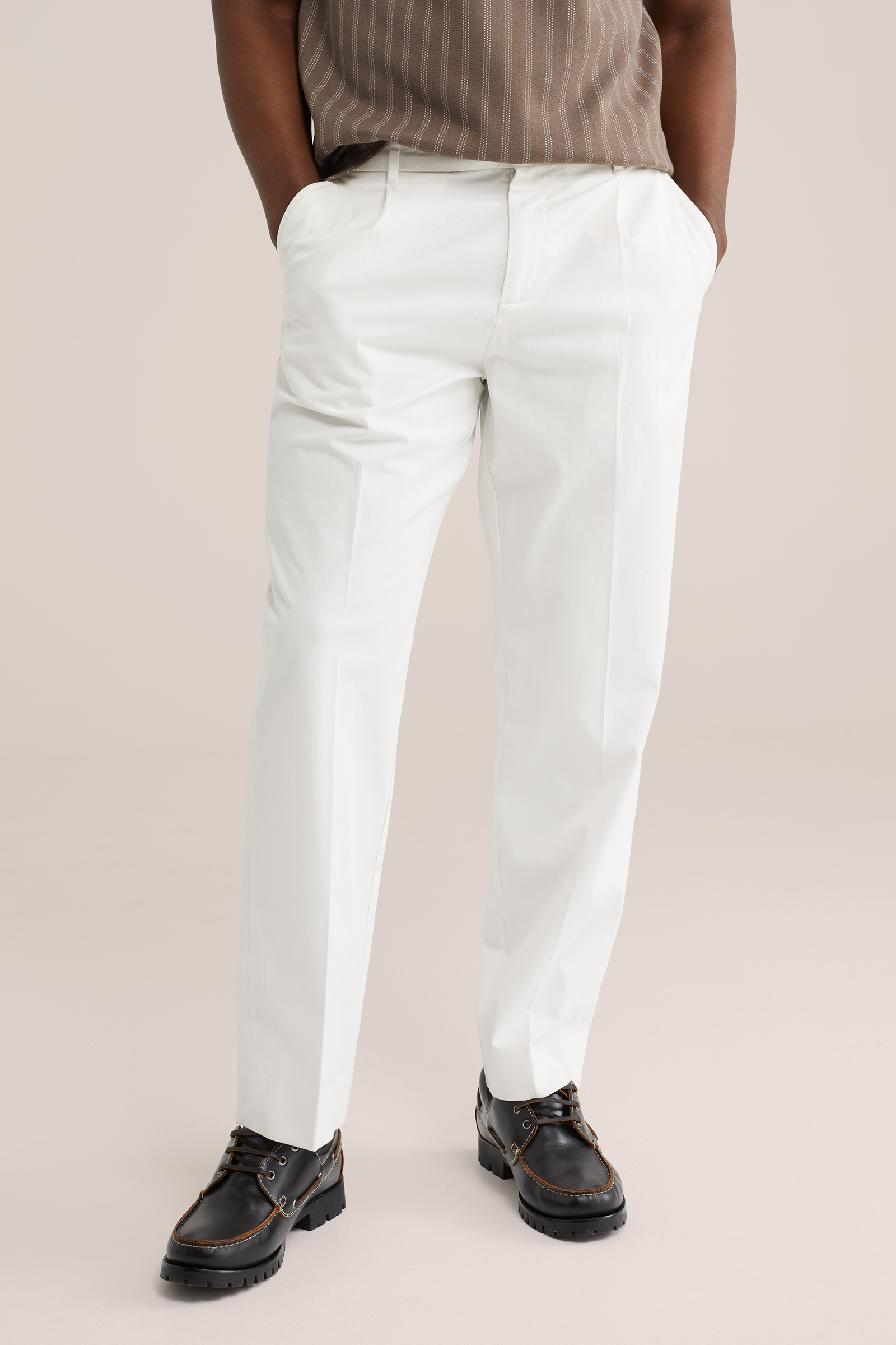 Heren loose fit chino met bandplooi en elastische tailleband