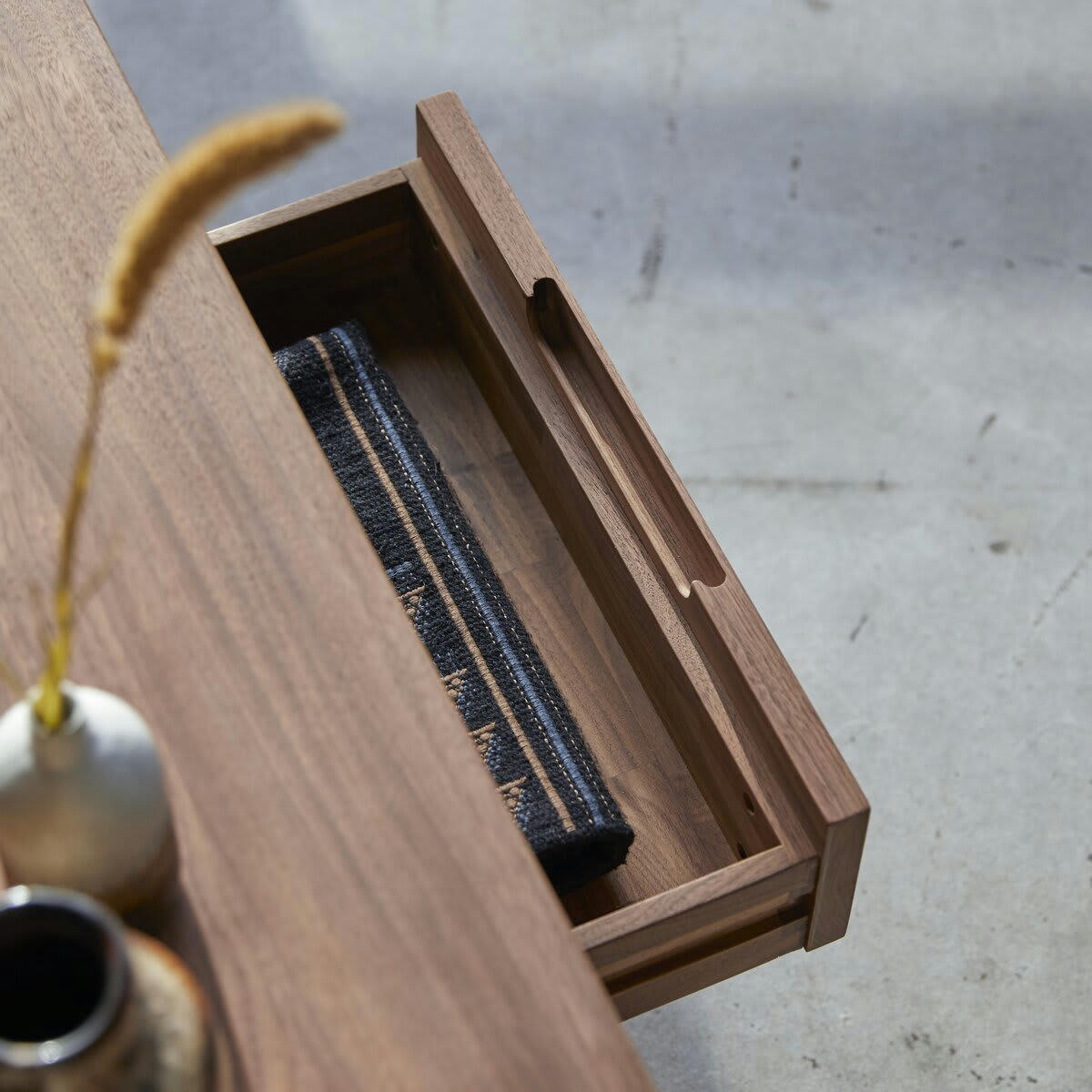 ELLIE - Meuble TV en noyer massif 180 cm