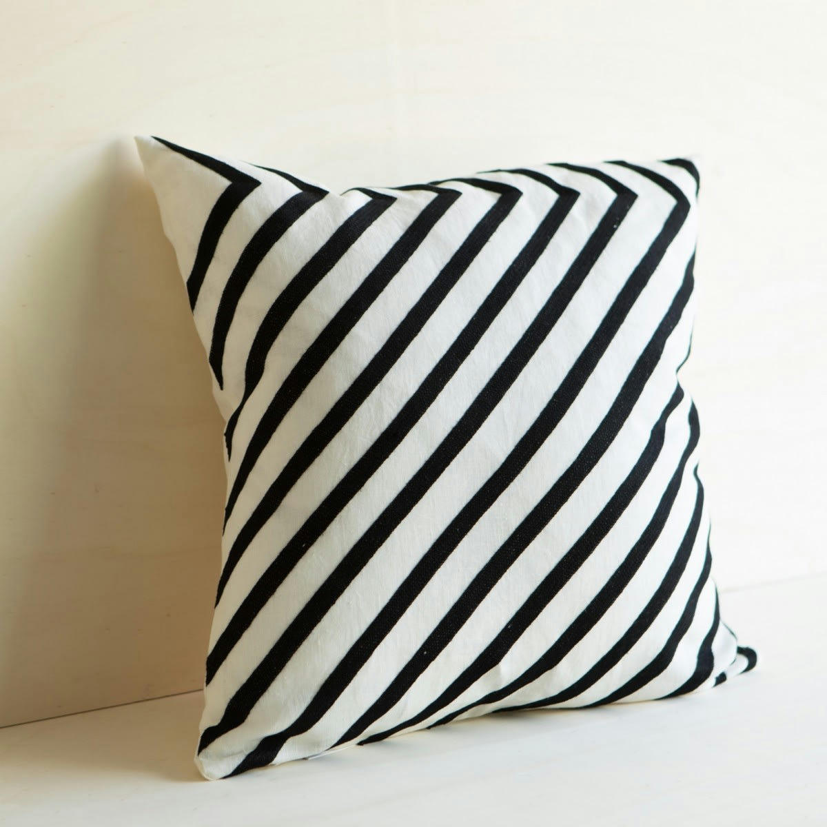 JARDIN D'HIVER - Housse de coussin en lin lavé rayé noir et blanc 50x50