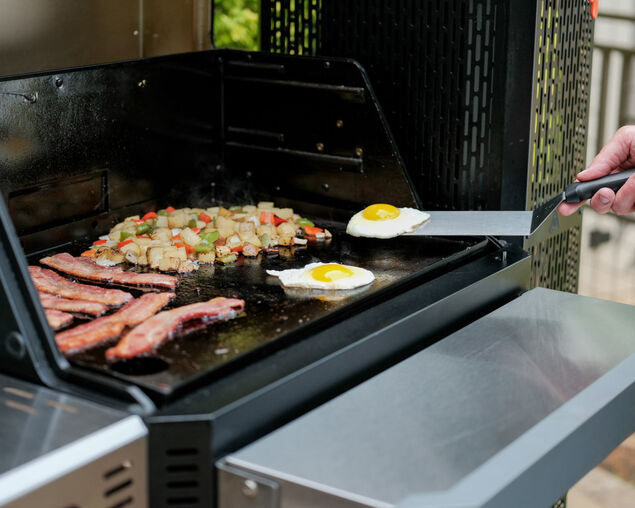 Masterbuilt Gravity Series&reg;800 Digital Charcoal BBQ and Smoker