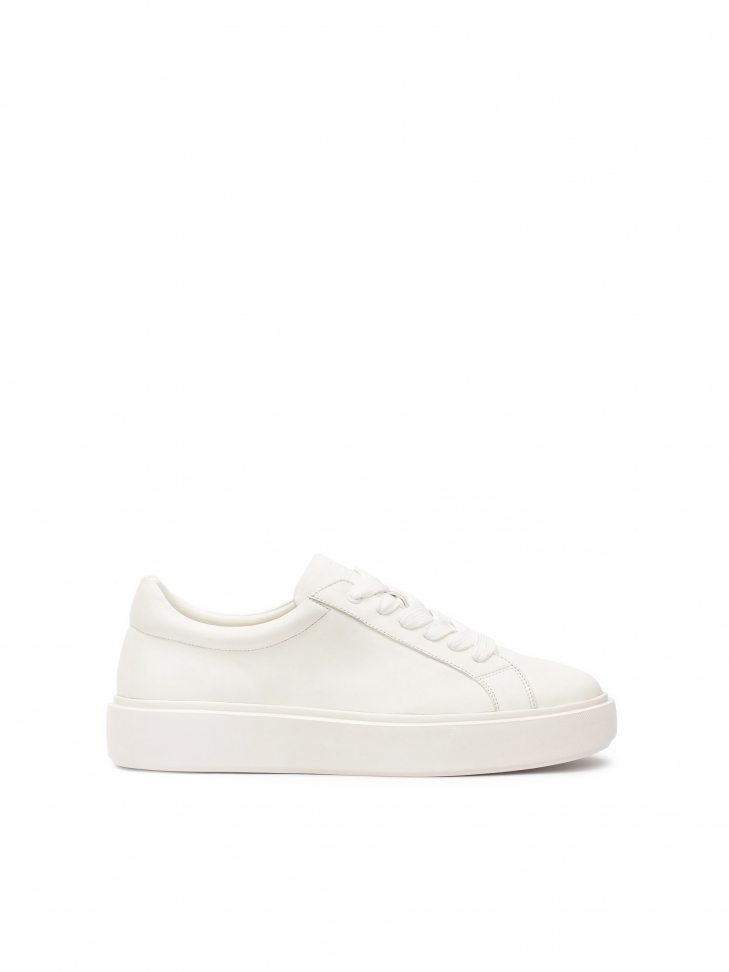 Men's leather sneakers on a logoed sole