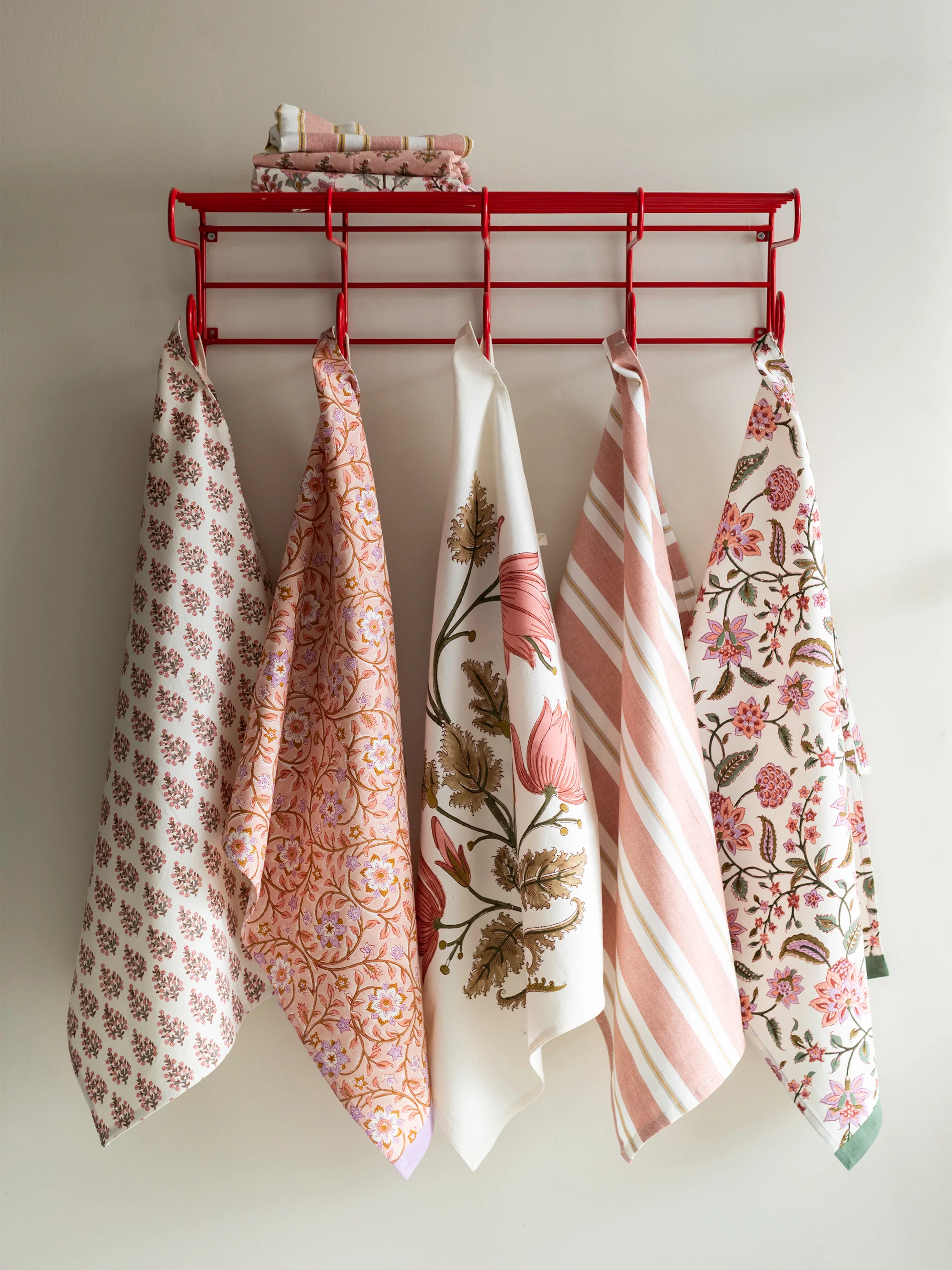 Handgefertigtes Geschirrtuch Lulu mit Blumen-Design
