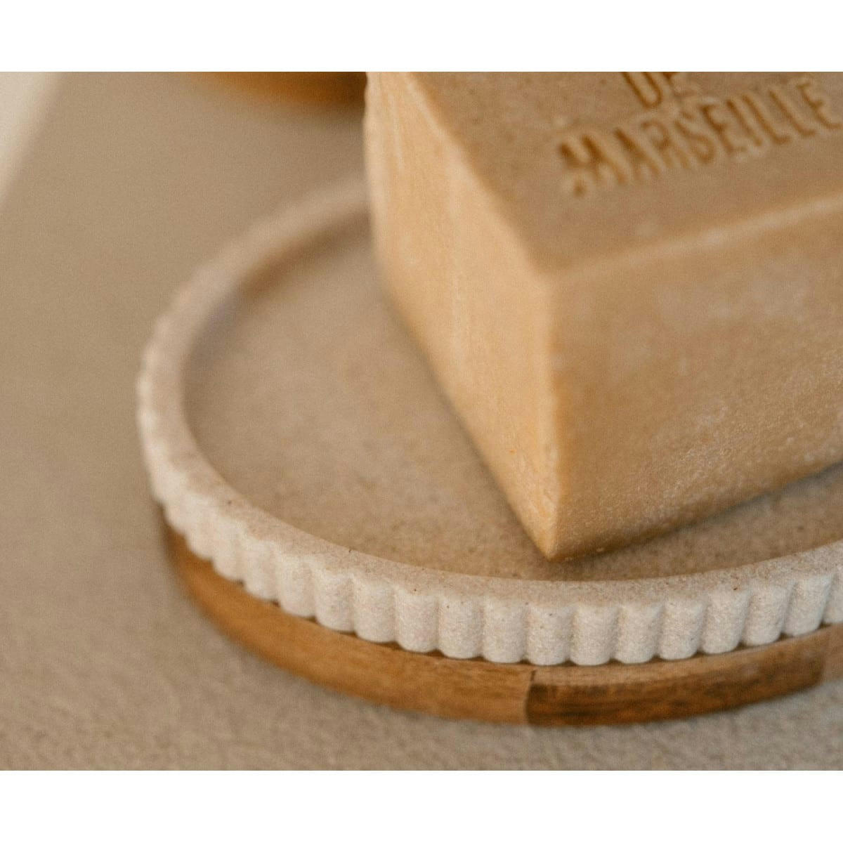 - Porte savon polyrésine beige et acacia 14x9,5x3cm