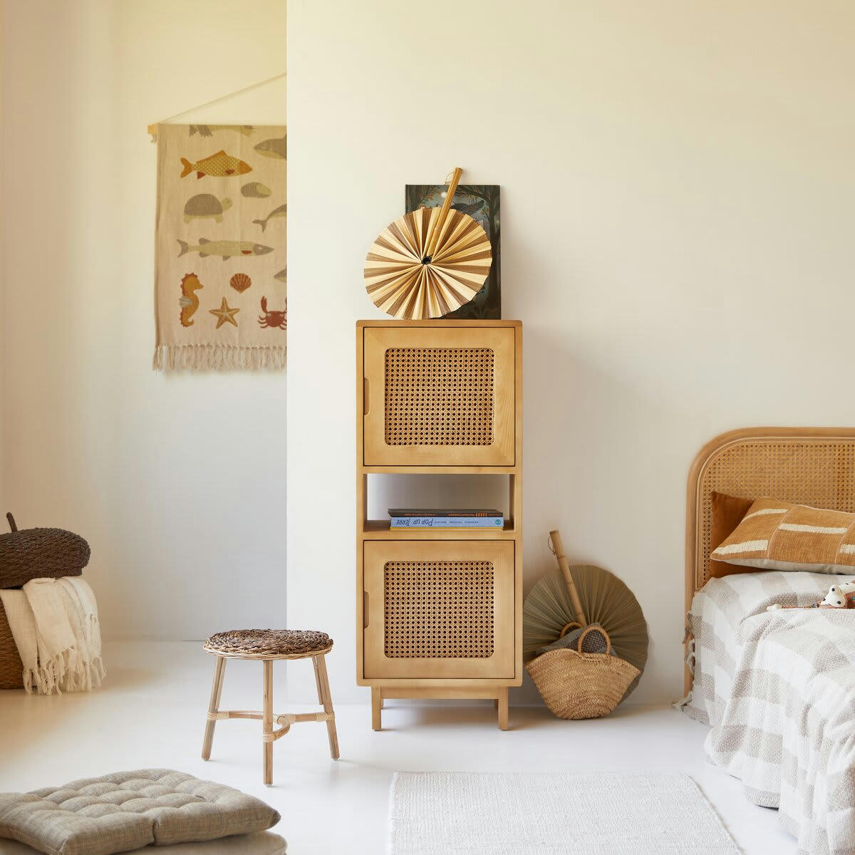 LUIS - Bibliothèque basse enfant en orme massif et cannage